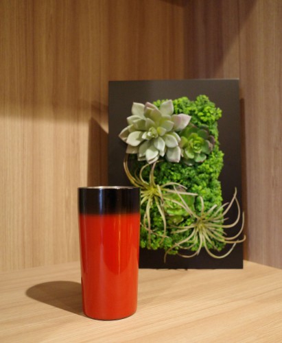 チタンタンブラー　朱ぼかし塗り縁黒